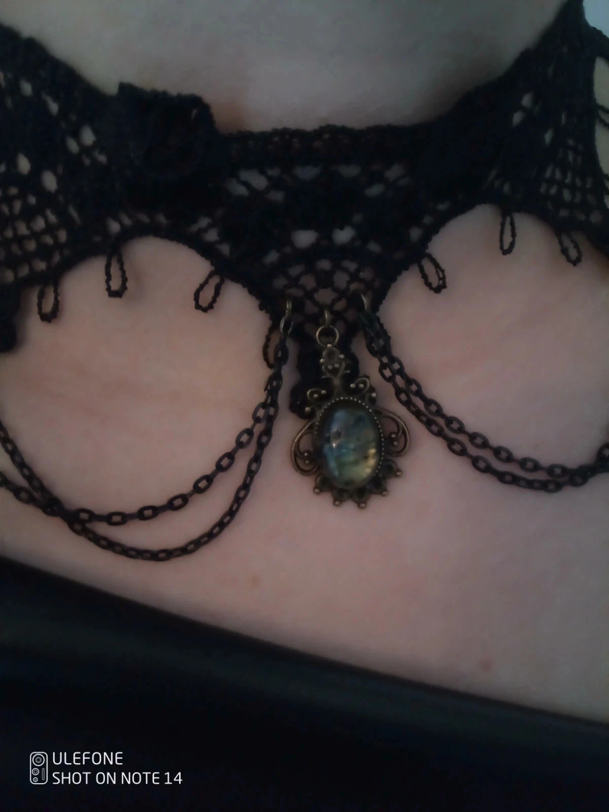 Collier en dentelle noire et pierre de labradorite – photo 2